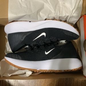 New in box Nike react escape run sneakers